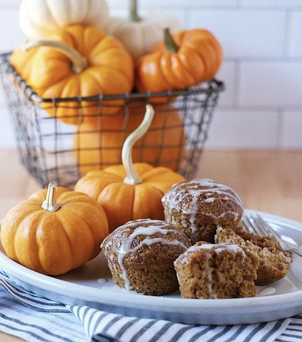 Pumpkin Muffins with Cinnamon Cream Cheese Frosting